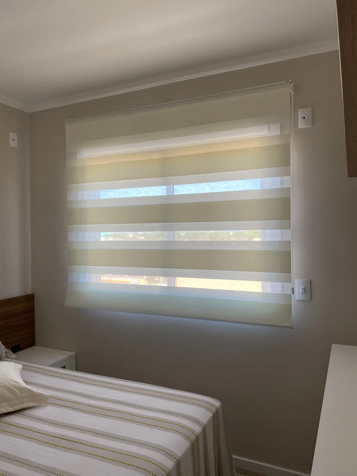 Cortinas double vision claras instaladas em uma circulação vertical